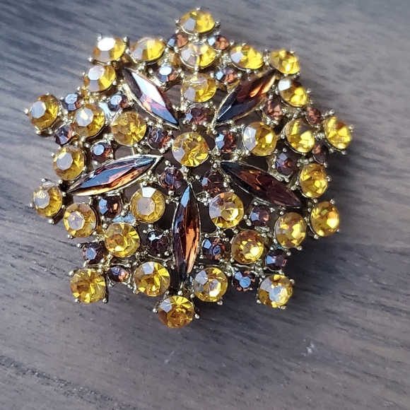 Vintage Flower Brooch - Picture 11 of 17